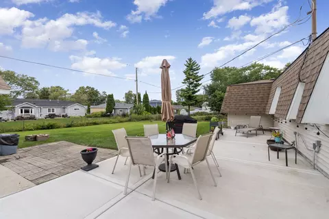 Exterior - 100 Des Plaines Ln, Hoffman Estates, IL 60169 photo 2 of 7