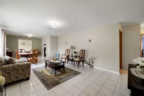 Living - 100 Des Plaines Ln, Hoffman Estates, IL 60169 photo 1 of 4
