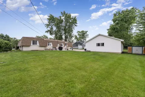 Exterior - 100 Des Plaines Ln, Hoffman Estates, IL 60169 photo 7 of 7