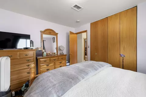 Bedroom - 100 Des Plaines Ln, Hoffman Estates, IL 60169 photo 7 of 7