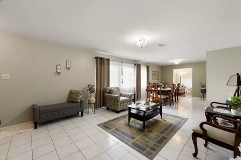 Living - 100 Des Plaines Ln, Hoffman Estates, IL 60169 photo 2 of 4