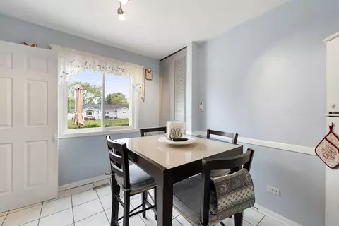 Dining - 100 Des Plaines Ln, Hoffman Estates, IL 60169 photo 3 of 3