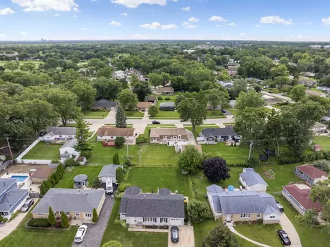 View/Area - 100 Des Plaines Ln, Hoffman Estates, IL 60169 photo 5 of 6