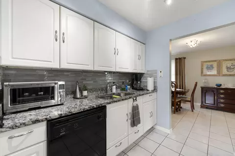 Kitchen - 100 Des Plaines Ln, Hoffman Estates, IL 60169 photo 3 of 3