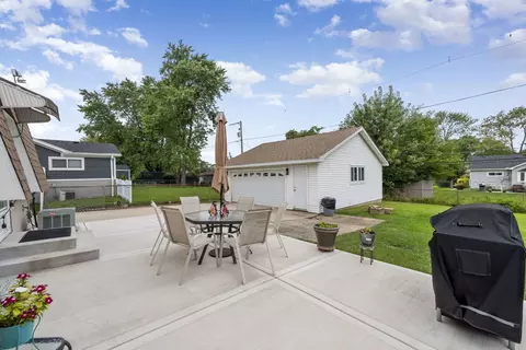 Exterior - 100 Des Plaines Ln, Hoffman Estates, IL 60169 photo 3 of 7