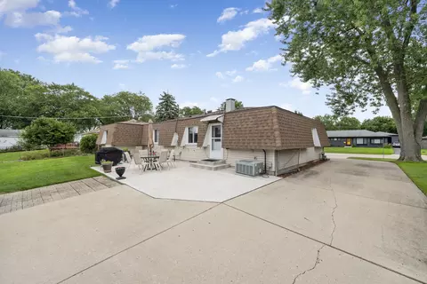 Exterior - 100 Des Plaines Ln, Hoffman Estates, IL 60169 photo 5 of 7