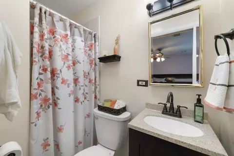 Bath - 100 Des Plaines Ln, Hoffman Estates, IL 60169 photo 1 of 2