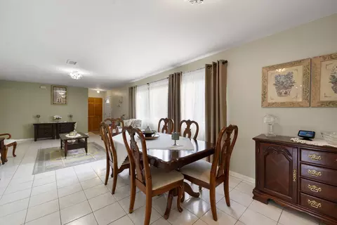 Dining - 100 Des Plaines Ln, Hoffman Estates, IL 60169 photo 2 of 3