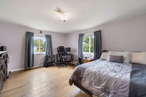 Bedroom - 100 Des Plaines Ln, Hoffman Estates, IL 60169 photo 4 of 7