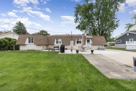 Exterior - 100 Des Plaines Ln, Hoffman Estates, IL 60169 photo 6 of 7