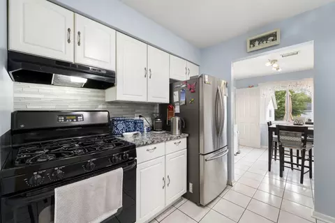 Kitchen - 100 Des Plaines Ln, Hoffman Estates, IL 60169 photo 1 of 3