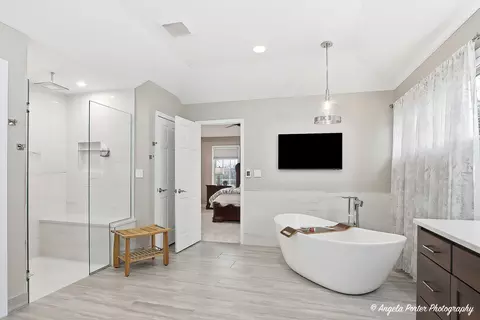 Bath - 1801 Anthony Ln, Mchenry, IL 60051 photo 4 of 8