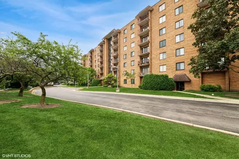 1717 W Crystal Ln #701, Mount Prospect, IL 60056