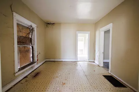 Living - 427 S Chicago Ave, Kankakee, IL 60901 photo 5 of 10