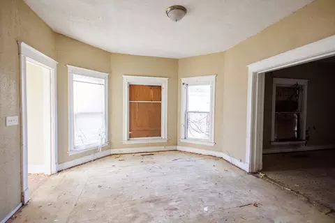 Living - 427 S Chicago Ave, Kankakee, IL 60901 photo 2 of 10