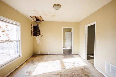 Living - 427 S Chicago Ave, Kankakee, IL 60901 photo 9 of 10