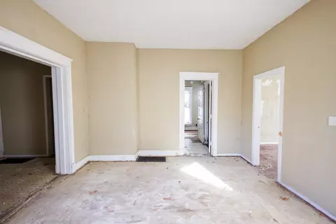 Living - 427 S Chicago Ave, Kankakee, IL 60901 photo 4 of 10