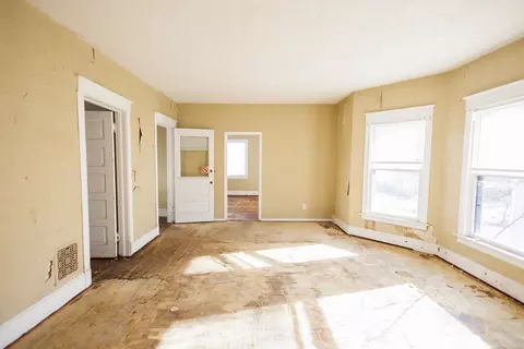 Living - 427 S Chicago Ave, Kankakee, IL 60901 photo 7 of 10