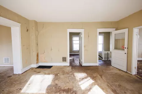 Living - 427 S Chicago Ave, Kankakee, IL 60901 photo 6 of 10