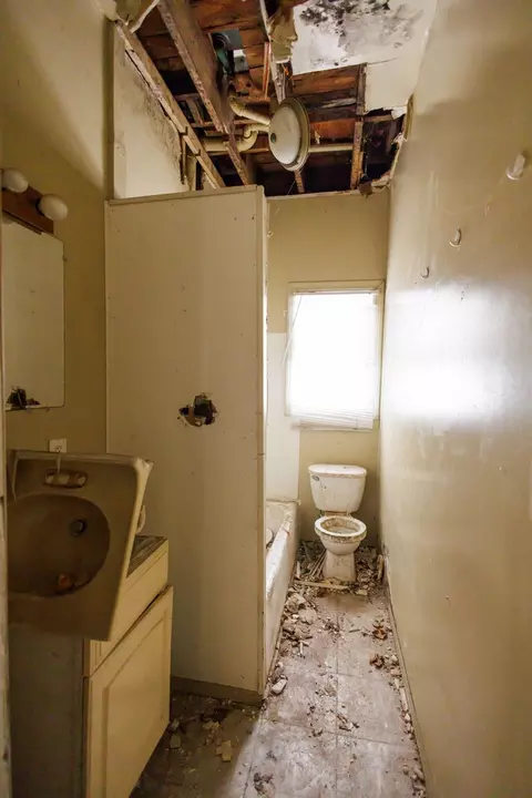 Bath - 427 S Chicago Ave, Kankakee, IL 60901 photo 1 of 2