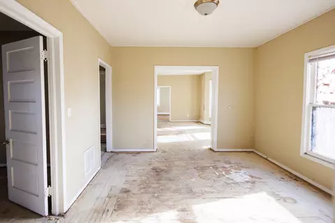 Living - 427 S Chicago Ave, Kankakee, IL 60901 photo 8 of 10