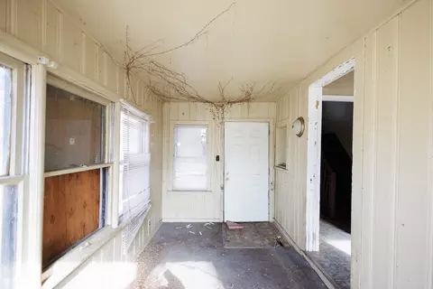 Entry Way - 427 S Chicago Ave, Kankakee, IL 60901 photo 4 of 4