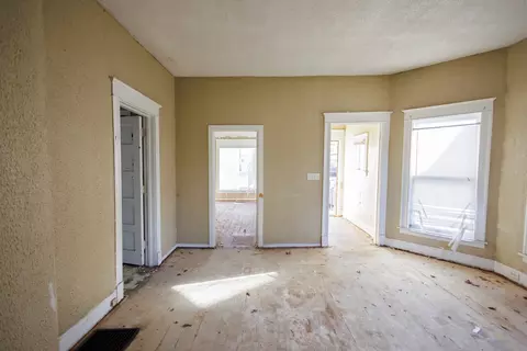 Living - 427 S Chicago Ave, Kankakee, IL 60901 photo 3 of 10