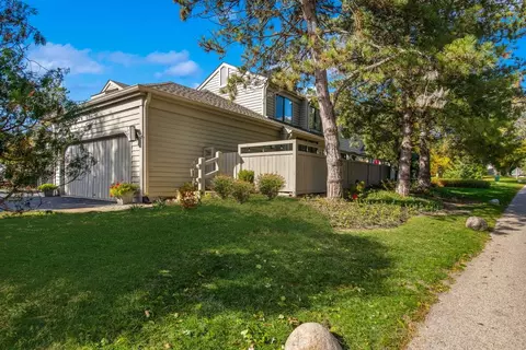 868 Longmeadow Ct, Lake Barrington, IL 60010