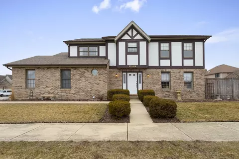 27 W214 Heather Ln, Winfield, IL 60190
