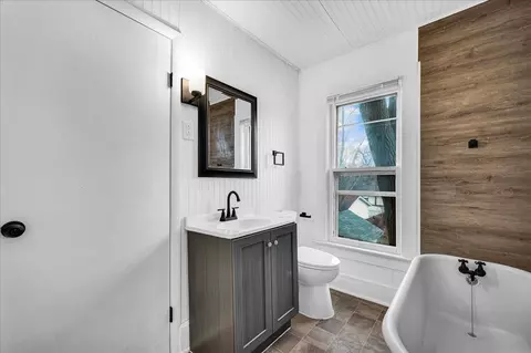Bath - 449 N 3rd Ave, Canton, IL 61520 photo 2 of 2