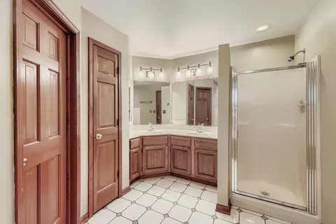 Bath - 845 Harmon Blvd, Hoffman Estates, IL 60169 photo 3 of 6