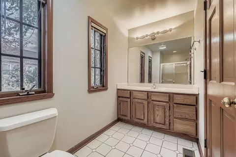 Bath - 845 Harmon Blvd, Hoffman Estates, IL 60169 photo 5 of 6