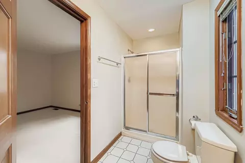 Bath - 845 Harmon Blvd, Hoffman Estates, IL 60169 photo 4 of 6