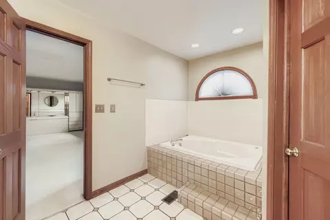 Bath - 845 Harmon Blvd, Hoffman Estates, IL 60169 photo 2 of 6