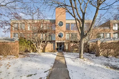 6040 Arbor Ln #302, Northfield, IL 60093