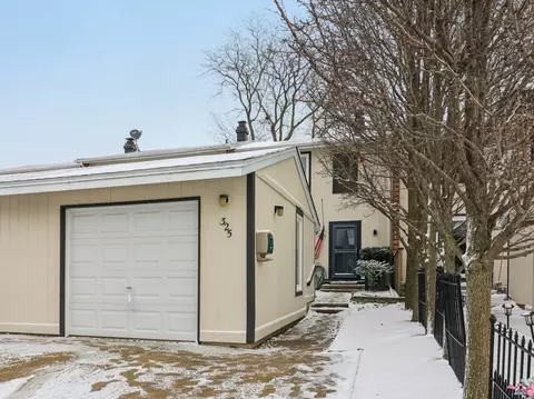 325 Colony Green Dr, Bloomingdale, IL 60108