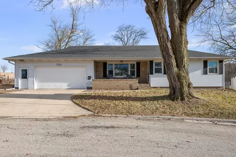 226 Hillcrest Dr, Geneseo, IL 61254