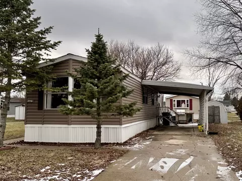1021 Springdale Ln, Dekalb, IL 60115