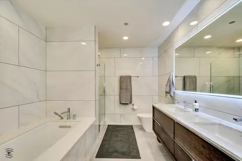 Bath - 60 E Monroe St #1701, Chicago, IL 60603 photo 1 of 5