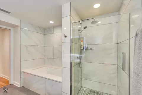 Bath - 60 E Monroe St #1701, Chicago, IL 60603 photo 2 of 5