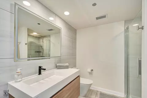 Bath - 60 E Monroe St #1701, Chicago, IL 60603 photo 3 of 5