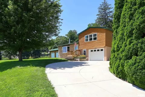 1128 N Cody Rd, Le Claire, IA 52753