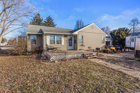 300 E Warren St, Le Roy, IL 61752