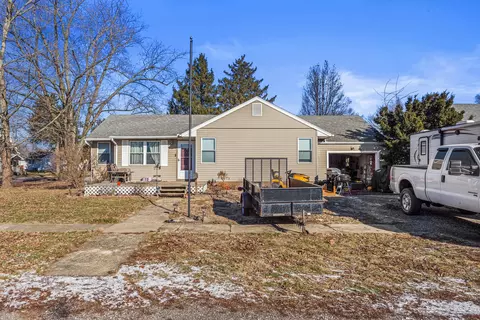 Exterior - 300 E Warren St, Le Roy, IL 61752 photo 1 of 4
