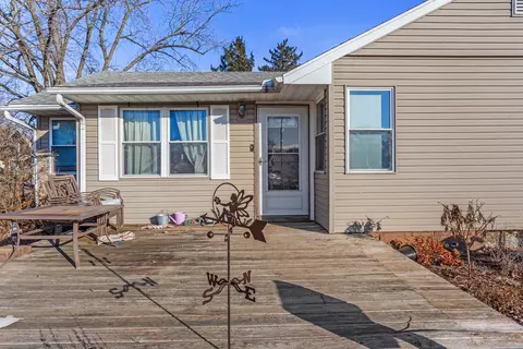 Exterior - 300 E Warren St, Le Roy, IL 61752 photo 2 of 4