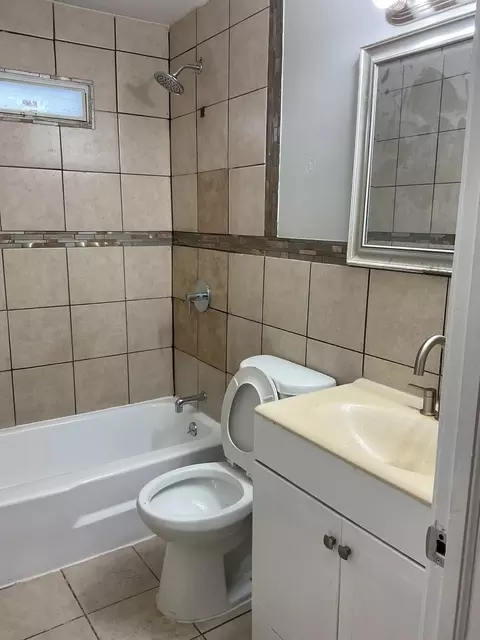 Bath - 17031 Trapet Ave, Hazel Crest, IL 60429 photo 1 of 1
