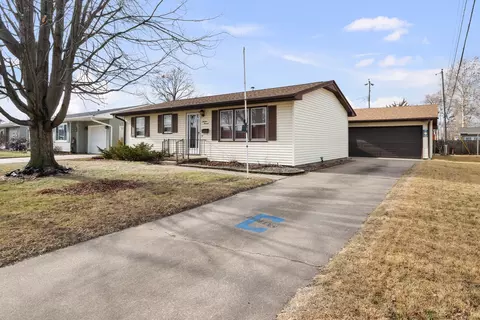 1313 Blackhawk Ln, Camanche, IA 52730