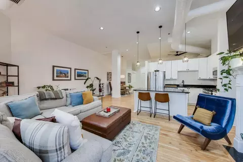 Living - Undisclosed, Chicago, IL 60654 photo 4 of 4