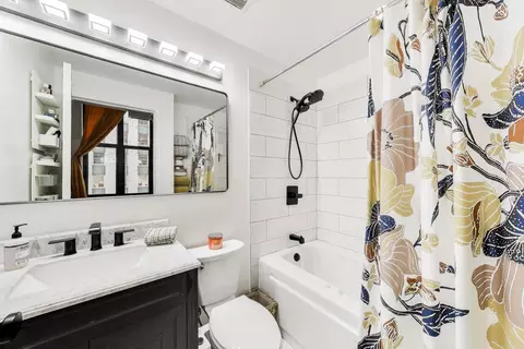Bath - Undisclosed, Chicago, IL 60654 photo 1 of 3
