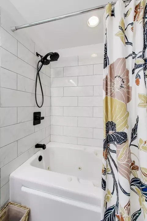 Bath - Undisclosed, Chicago, IL 60654 photo 2 of 3
